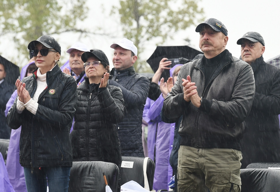 Prezident və birinci xanım V “Xarıbülbül” Beynəlxalq Folklor Festivalında iştirak ediblər